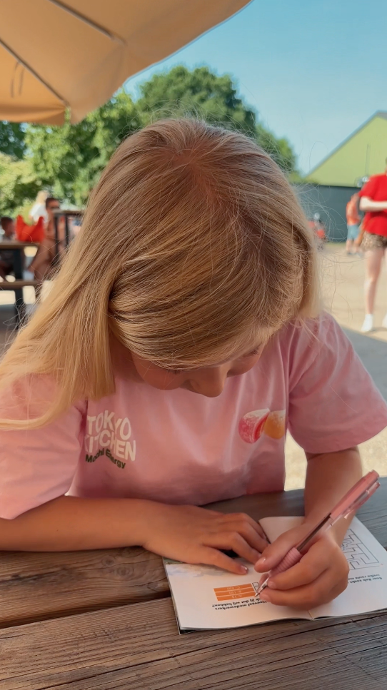 Kind activiteiten boekje invullen zittend