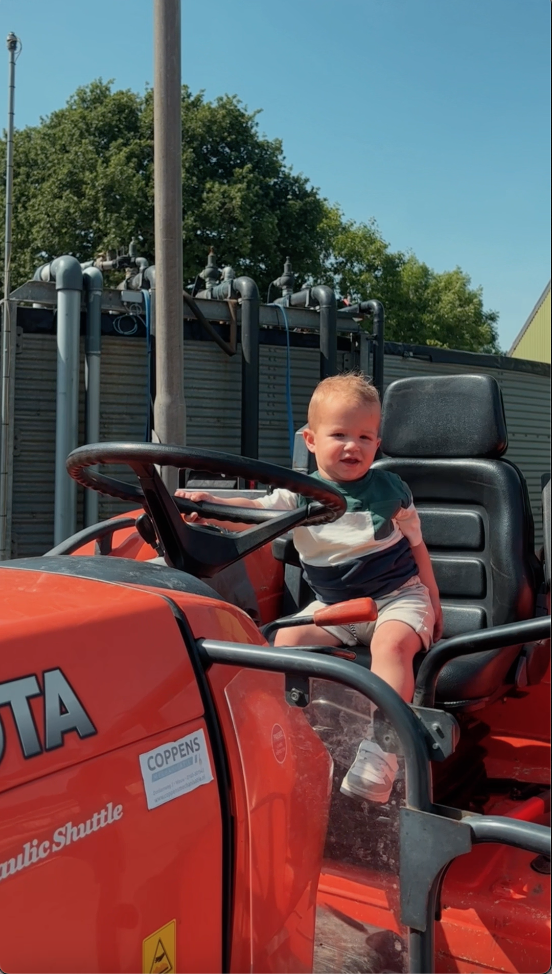 Kind op tractor
